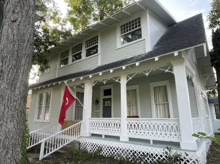 Charming Old Style Cottage. Pet Friendly!