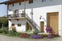 Apartment with a lovely farmhouse parlor Hotels in Eggstatt