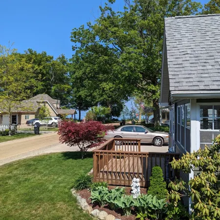 Cozy Pet Friendly Cottage, Partial Water View, Sleeps 7, Half Block from Beach!