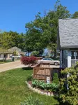 Cozy Pet Friendly Cottage, Partial Water View, Sleeps 7, Half Block from Beach!