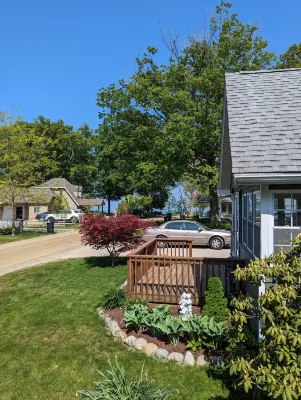 Cozy Pet Friendly Cottage, Partial Water View, Sleeps 7, Half Block from Beach!