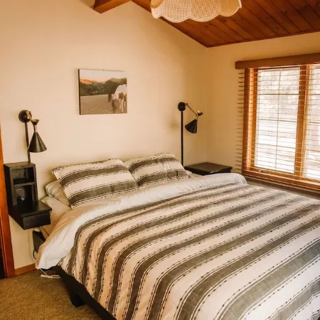 Cozy Fishing Cabin: Hat Creek, Pit River, Fall River, Baum Lake. Burney Falls.