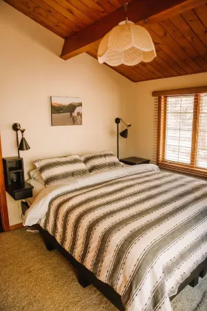 Cozy Fishing Cabin: Hat Creek, Pit River, Fall River, Baum Lake. Burney Falls.