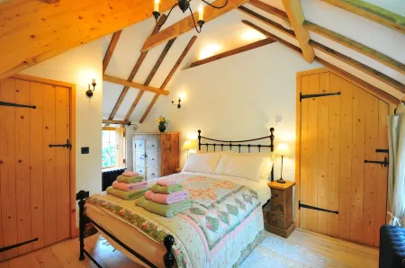 The Hayloft - Warm, romantic and relaxing with wood-burning stove. Dogs welcome