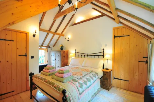 The Hayloft - Warm, romantic and relaxing with wood-burning stove. Dogs welcome