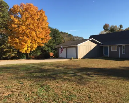 LOCATION! Lakefront House with Dock near Hartwell Marina/Downtown Kayaks/Firepit 哈特縣酒店