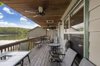 Private Hot Tub!  Kayaks. Serene Lakefront. Pool.