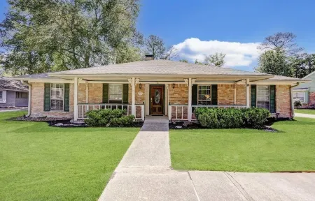 Spacious 4BR for Groups - 3 min to Woodlands Mall, Concerts & More! Отели в г. Шенандоа