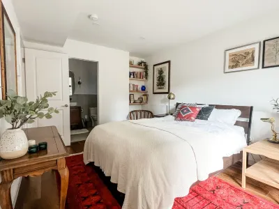 Beautifully renovated hot-tub, large fenced backyard, pet friendly Hotels near Doris Cooper Houghton Beach Park