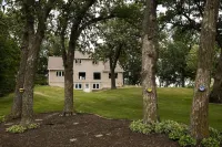 Private Lakefront home surround by nature. Great for Family Gatherings! Hotels in Green Lake Township