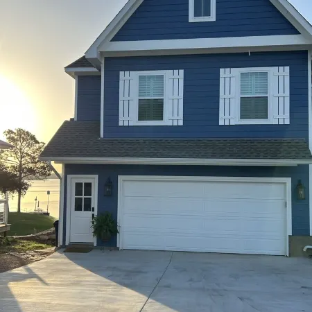 Lake Granbury Cottage, Just steps from the historic square!