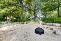 Crystal Lake House W/ Private Beach + Lake Access فنادق في Harrison