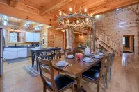 Overbrook Lodge, 5 bedrooms, 4.5 baths, Sleeps 16 and Two miles to Rock House