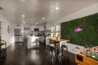Chic 3BR/2BA Oasis + PacMan & Foosball - Sleeps 8 - Minutes to LAX + Beach +SoFi