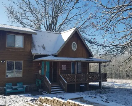 Wifi!! Big Oak Cabin, Ozarks, Hot Tub, Rivers! Hotels in Ozark County