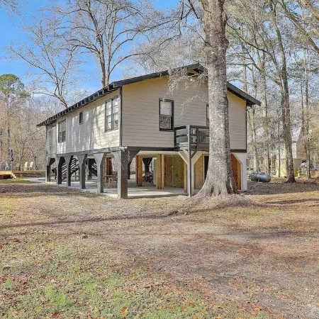 Riverfront Cottage with 2 docks and firepit located on the Edisto River