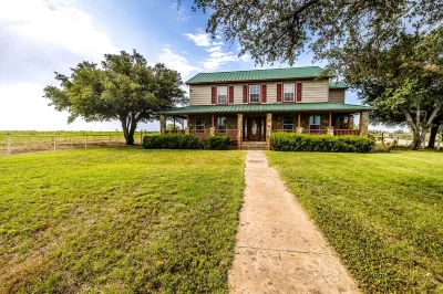 The Grassy Ridge House. Only 5 min from Rocker B Baseball Ranch! Sleeps up to 18