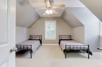 Beautiful Home Near Downtown With Game Room! 쉬츠 주변 호텔