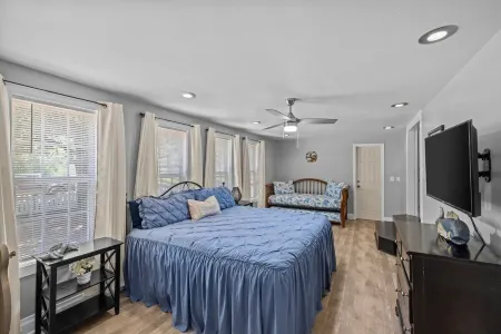 Pet Friendly Boat Parking White Sand Beaches 30-A. Bikes, Beach Chairs, Umbrella