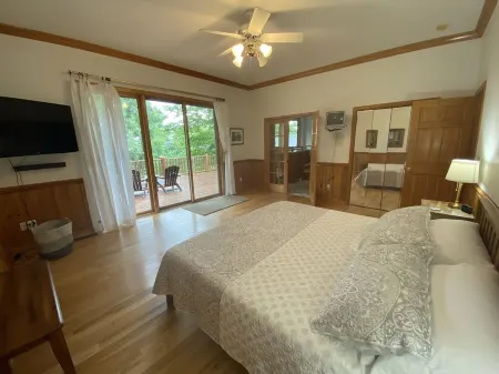 Views, Hot Tub, Spacious 3Bd, 3Ba w Tesla Charger