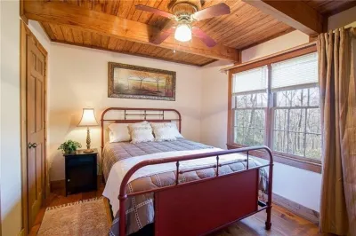 Rustic, Private, Cozy Cabin Getaway in Mountains of Big Canoe Hotels near Amicalola Falls State Park