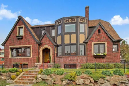 Lower Suite: a classic suite in a quiet Seattle home Отели рядом с достопримечательностью «Библиотека Сиэтл Метафисикал»