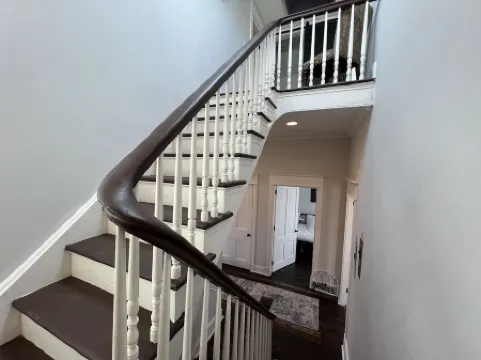 Historic 3 Story Home - Sleeps 20! Отели рядом с достопримечательностью «Юго-Запад Сити Дог Парк»