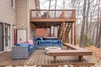 4-Bedroom Retreat in Massanutten: Hot Tub, Near Skiing, Golf, & Adventure Park