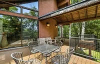 Charming 4-bedroom Ski house in Stratton with Shuttle or walk to slope.