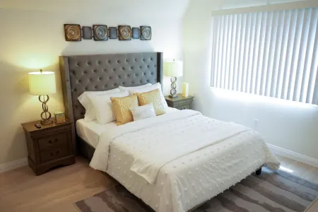 ENTIRE House!~3min to Old Town LaVerne! Отели рядом с достопримечательностью «Университет Ла Верн»