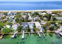 I Minute Walk to Beach. Rated #1 Best Location in Florida /Pets Welcome with Fee
