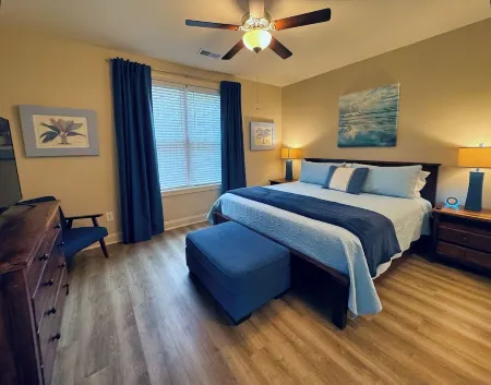 Lazy Palm-Free Beach Pass! Pool! 1/2 Mile to Marshwalk and Marina! 3 King Bdrms!