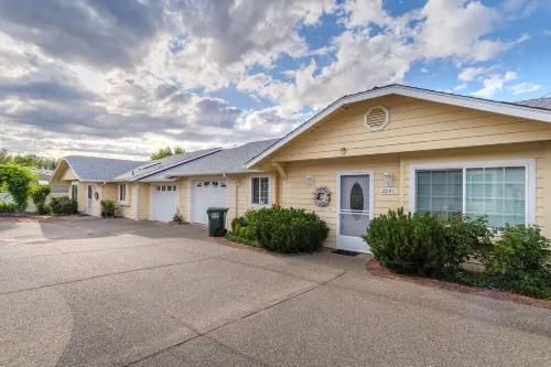 WARM AND INVITING, PEACEFUL No steps, Wide doorways , Recliner, Garage - 4-Sterne