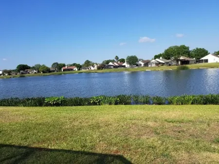 Spacious & amazing lake view with pool.