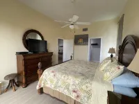 Steps to 2025 #1 Rated Beach in USA Spacious2+2Condo,Pool,GarageTranquil Setting - พร้อมระเบียง