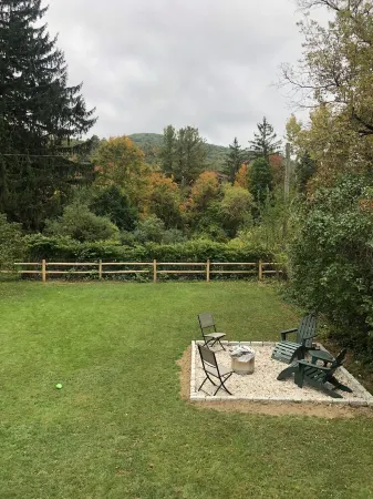 Stockbridge Village Cottage With Mountain View’s and walk to town Отели рядом с достопримечательностью «Bidwell House Museum»