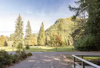 Mt Hood Escape, 3 bedroom, 2 bath, plus loft, sleeps 10, Professionally Cleaned Hotels in Welches