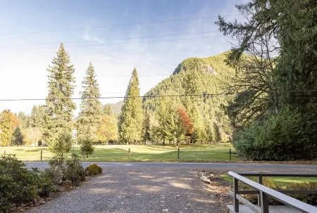 Mt Hood Escape, 3 bedroom, 2 bath, plus loft, sleeps 10, Professionally Cleaned