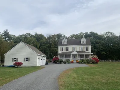 Beautiful Wiscasset Home 5 AC units, sleeps 16 and HOT TUB Hotels near North Of The Border