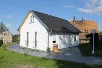Newly renovated, cozy cottage with great comfort, pets welcome. Hotels near Erzbahn Schönborn-Dreiwerden