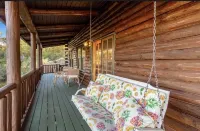 4 bedroom peaceful cabin with breathtaking views, walk to lake.