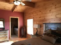 Mountain Ski House w/hot tub, wrap around deck, panoramic views! Hotels in Madison