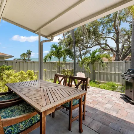 Beautiful Nokomis Beach Cottage. Walk to Beach w/Tranquil & Private Patio