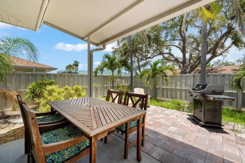 Beautiful Nokomis Beach Cottage. Walk to Beach w/Tranquil & Private Patio