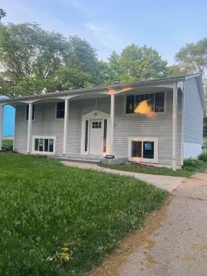 Cozy home in Rockford Sleeps 8