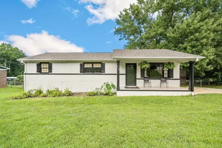 The Rabbit Hole - cozy retreat in downtown Travelers Rest. Отели рядом с достопримечательностью «White Rabbit Fine Arts Gallery»