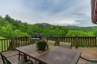 Mtn Sunsets Lodge, Hot Tub, Mtn Views, Fireplaces, River Access, WiFi, Private!
