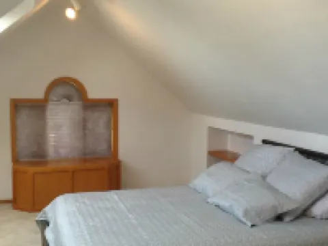 4Br 2BA Modern Family Home with Private Heated Inground Pool Open March-Nov 11