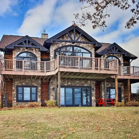 Large Bay Lake Lakefront Cabin w/Game Room & Water-View Deck, Dock and more…