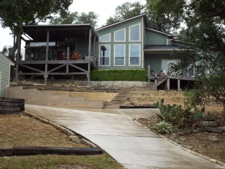 Canyon Lake Property~beautiful views~Sleeps 6~ large house~ large covered deck. Отели рядом с достопримечательностью «Cranes Mill Marina»